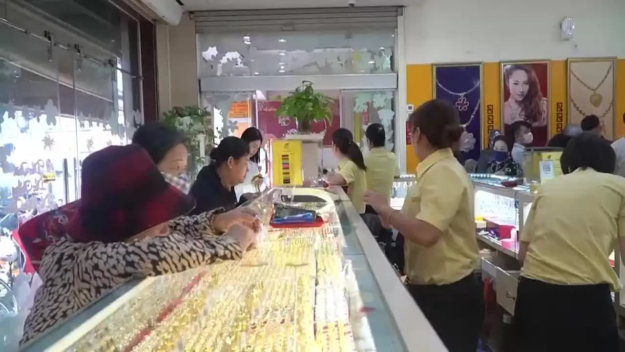 تقلبات أسعار الذهب العالمي وتأثيرها المباشر على مشغولات عيار 9999 وخواتم SJC